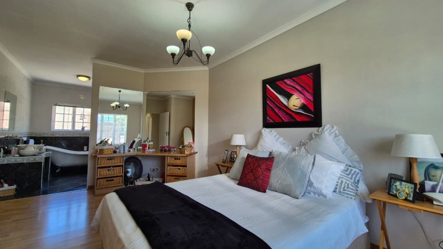 5 Bedroom Property for Sale in Middedorp Western Cape